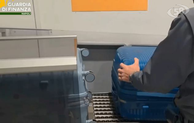 Finanza e Agenzia delle Dogane scovano oltre 100 chili di sigarette di contrabbando nella valigia di due passeggeri/VIDEO