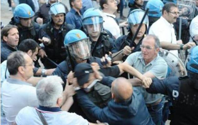 Primo maggio di scontri a Bagnoli. ''Io c'ero'', ecco la testimonianza di un operaio Irisbus/Intervista