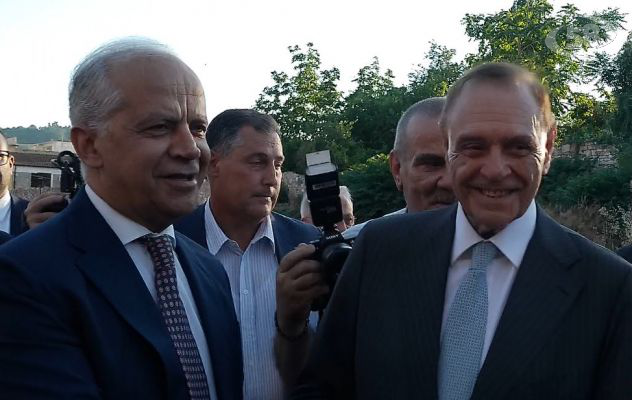 'La storia siamo noi'..., bagno di folla per celebrare i 50 anni impegno politico di Mastella. Il ministro Piantedosi: “Ho l’onore di essere suo amico, ne conosco i tratti di umanità”