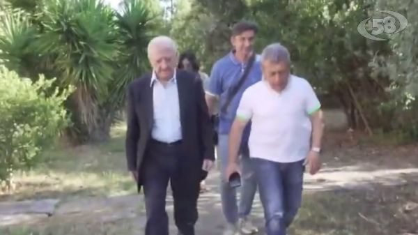 Parco trasformato in un luogo di spaccio, sopralluogo di De Luca. Manufatti abbattuti. "Sarà restituito alla città"/VIDEO