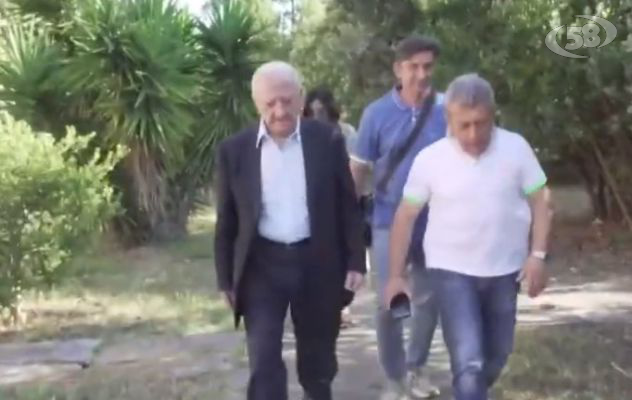 Parco trasformato in un luogo di spaccio, sopralluogo di De Luca. Manufatti abbattuti. "Sarà restituito alla città"/VIDEO