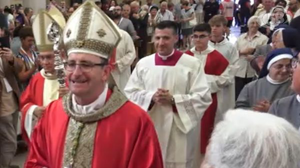Monsignor Michele Autuoro saluta i fedeli: "Da oggi la mia vita appartiene a voi. Camminiamo insieme"
