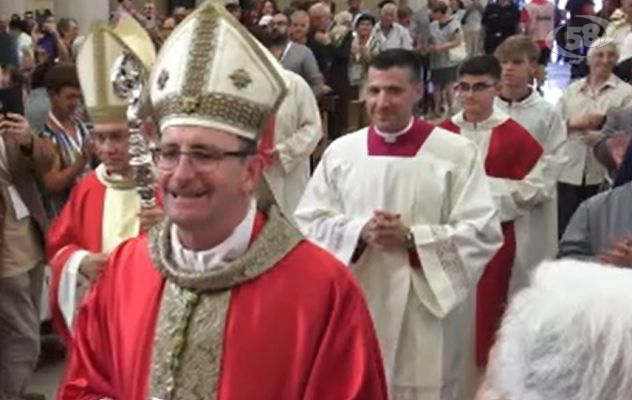 Monsignor Michele Autuoro saluta i fedeli: "Da oggi la mia vita appartiene a voi. Camminiamo insieme"
