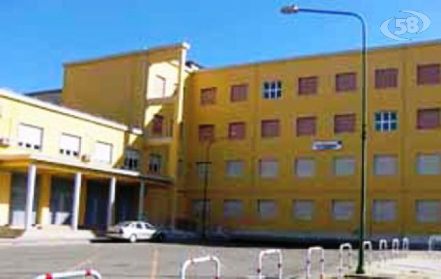 Benevento, rubano soldi dal distributore della scuola. Indaga la Polizia