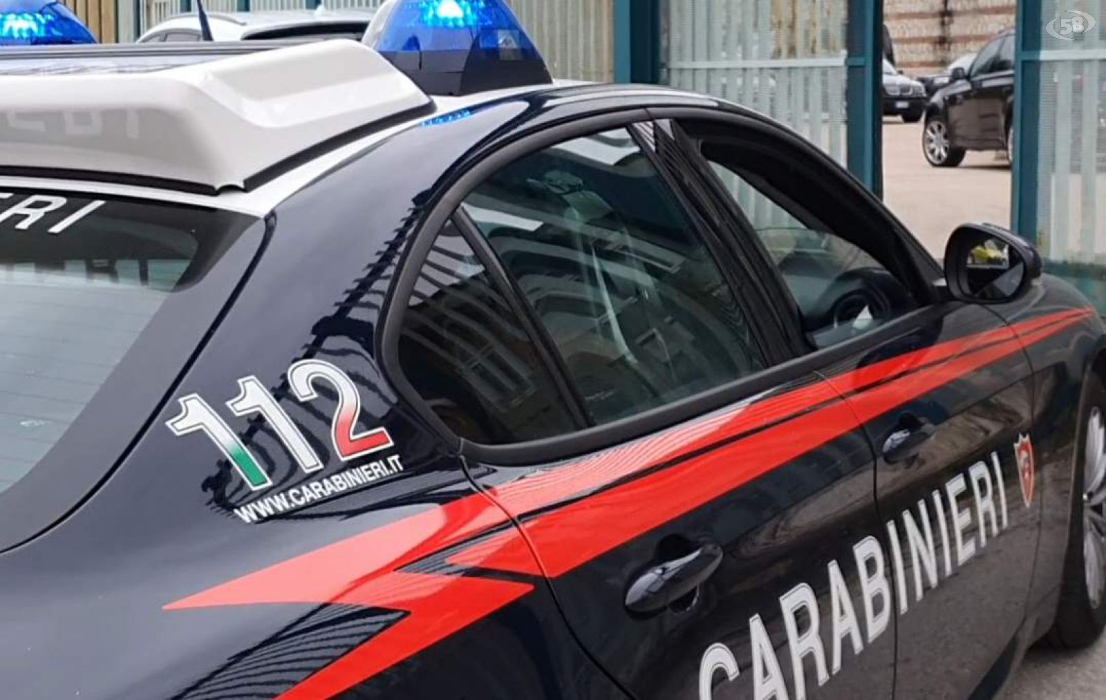 Aggredisce la sorella e la minaccia anche davanti ai Carabinieri: arrestato