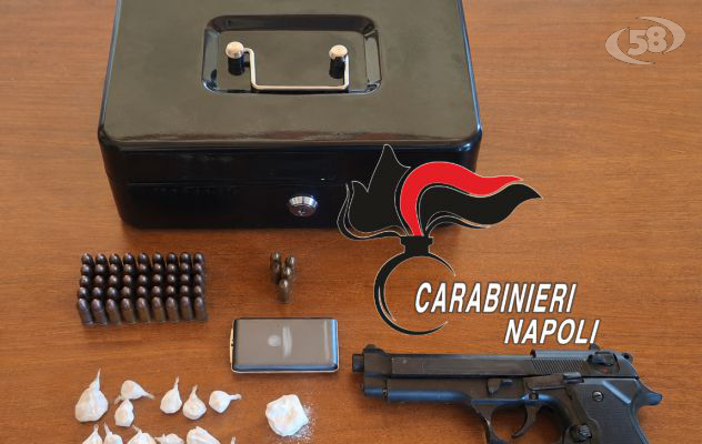  Butta dal balcone una cassetta di sicurezza con droga, arrestata una donna di 46 anni. Scovata anche con 41 proiettili e una pistola