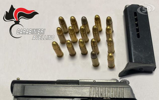 In casa con una pistola clandestina, munizioni nel puff: arrestata una 20enne e un 34enne