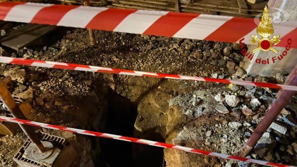 Paura nella notte, 38enne resta incastrato nel tombino: salvato dai Vigili del Fuoco/VIDEO