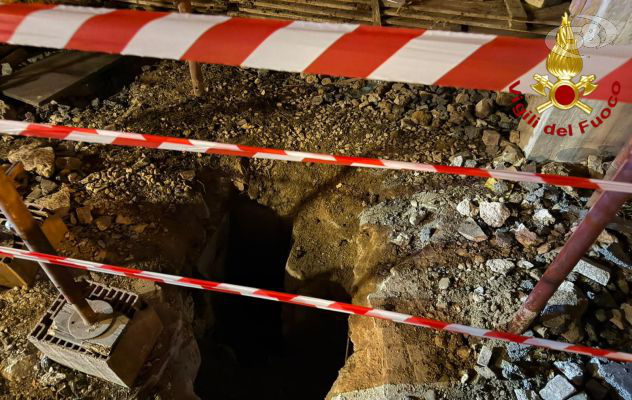 Paura nella notte, 38enne resta incastrato nel tombino: salvato dai Vigili del Fuoco