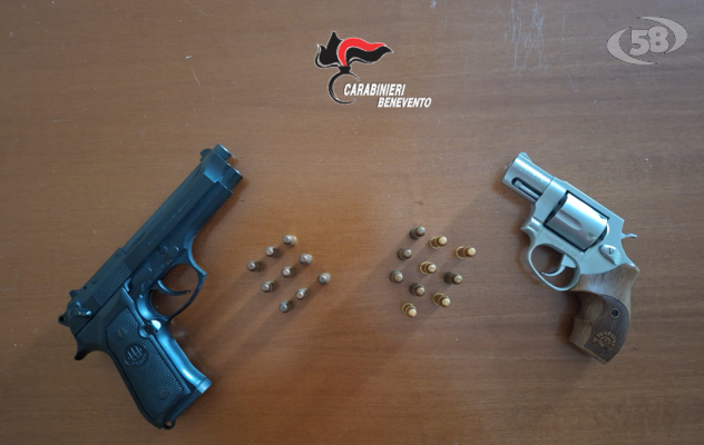 Detenzione illegale di due pistole di grosso calibro, arrestato