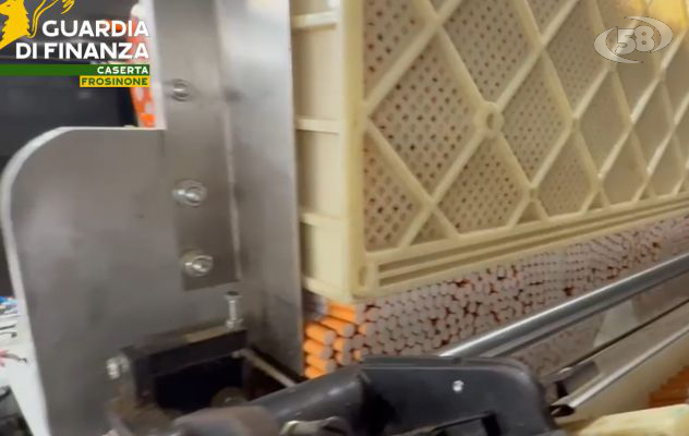 Scoperta fabbrica clandestina, sequestrate 18 tonnellate di sigarette. Blitz della Finanza/VIDEO