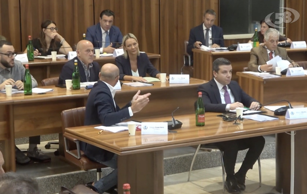 Consiglio, scontro sulla Tari: scatta l'aumento