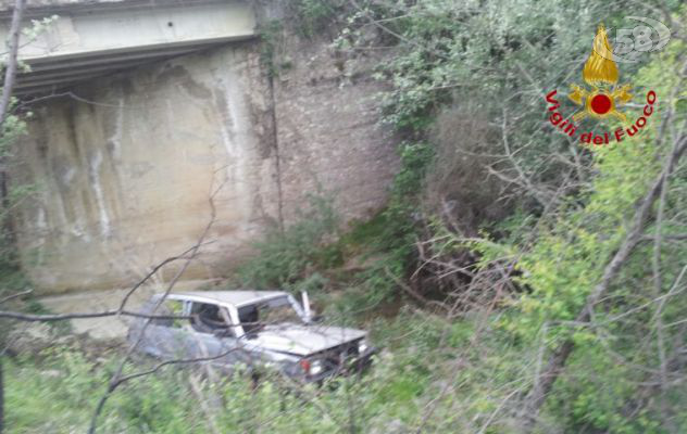 Precipita da un ponte insieme alla figlia di un mese: paura a Calitri