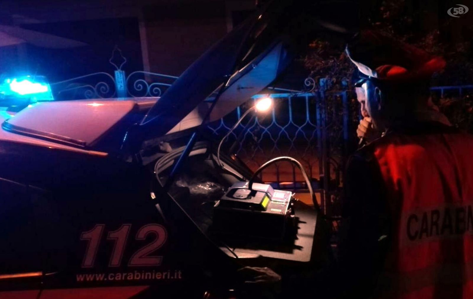 Ruba un’auto e si mette alla guida ubriaco: scoperto e denunciato