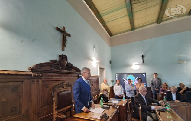 Provincia, il presidente Nino Lombardi si insedia. Mastella: "Un ottimo erede. La politica sappia ascoltare i territori"