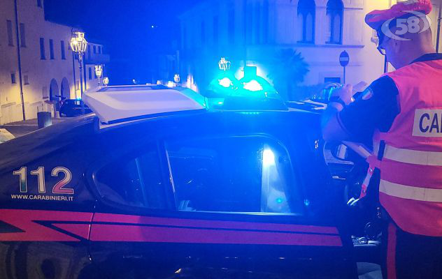 Sfonda la porta di casa per aggredire il compagno della ex