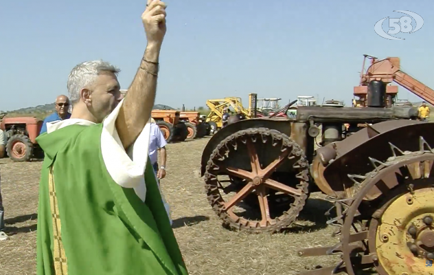 La Messa nei campi chiude l’8° Raduno dei Trattori d’Epoca