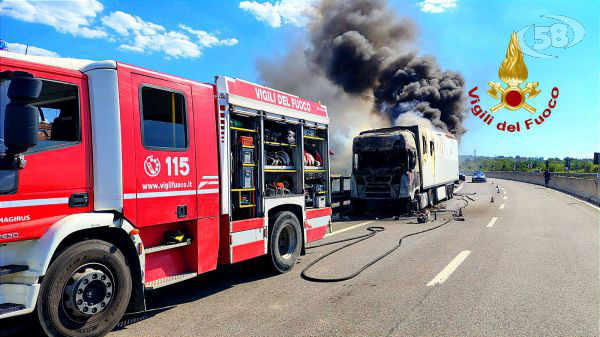 Paura a Grottaminarda, tir avvolto dalle fiamme