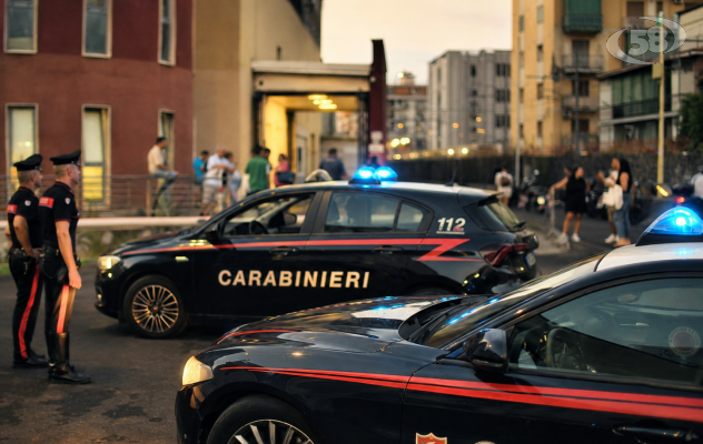 Corsa contro il tempo, bloccata nel traffico sta per partorire: i Carabinieri soccorrono la donna