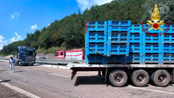 Camion finisce fuori strada: disagi e rallentamenti