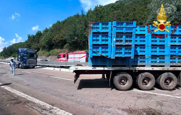 Camion finisce fuori strada: disagi e rallentamenti