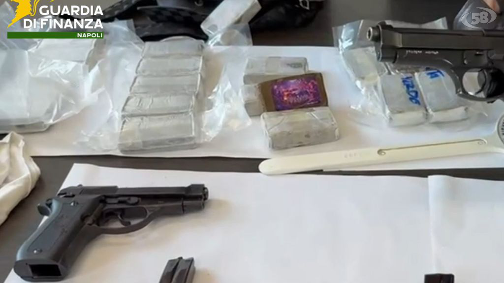 Blitz della Finanza di Napoli, sequestrati 2 chili di droga e tre pistole con matricola abrasa. Un arresto/VIDEO