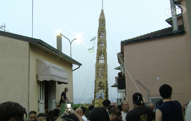 A Villanova del Battista sfila il Giglio in onore di San Giovanni /VIDEO
