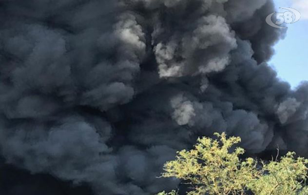Vasto incendio, il fumo ha lambito anche i paesi limitrofi. Vigili del fuoco in azione e monitoraggio dell'Arpac
