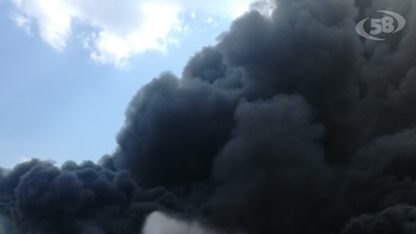 Vasto incendio ad Airola, l'avviso del sindaco Mastella: "Tenere porte e finestre chiuse"