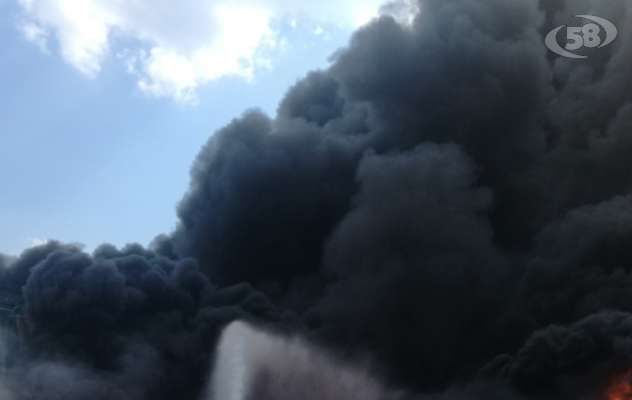 Vasto incendio ad Airola, l'avviso del sindaco Mastella: "Tenere porte e finestre chiuse"