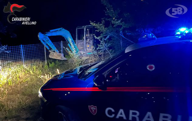 Furto di un escavatore sventato, ladri in fuga alla vista dei Carabinieri