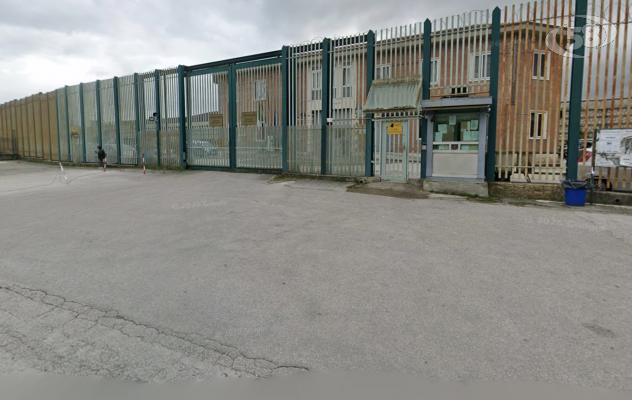 Tensione in carcere, ispettore colpito e principio d’incendio