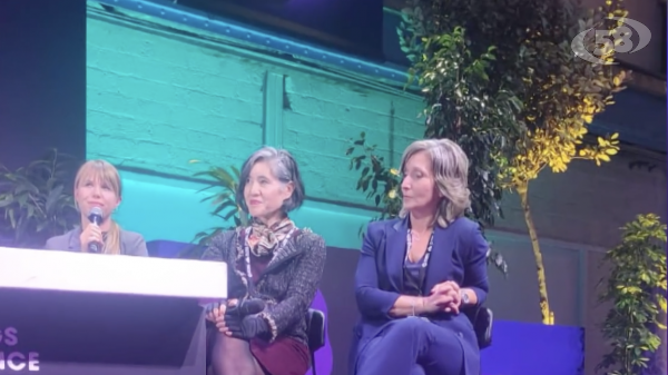 Miriam Surro sul palco della The Things Conference 2026 di Amsterdam