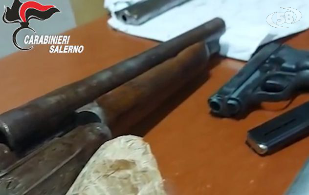 Fabbricava materie esplodenti e deteneva armi, munizioni, caricatori e droga: arrestato 26enne/VIDEO