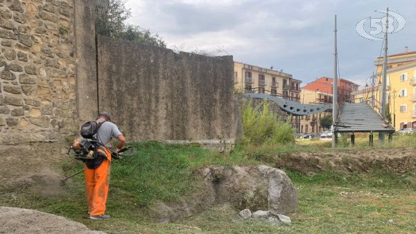 Avellino, decespugliamento e pulizia nell’area del Castello