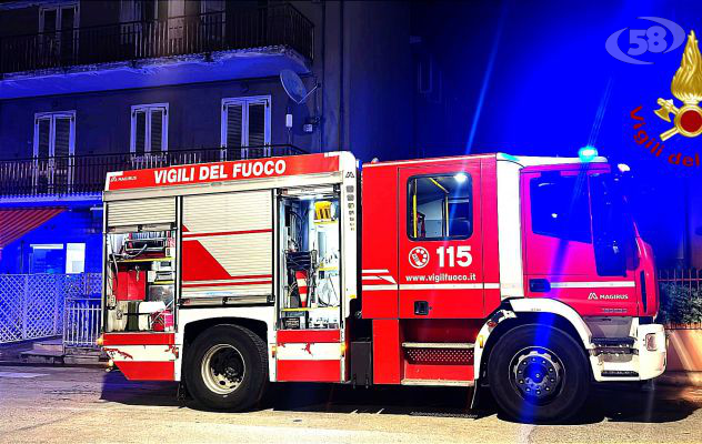 Grotta, incendio in un'abitazione: anziano salvato dai caschi rossi