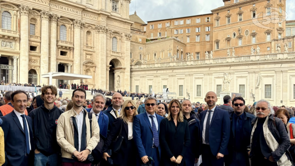 L'’Associazione Irpini per l'Irpinia all'udienza generale in Piazza San Pietro, la prima di Papa Leone XIV dopo l'operazione