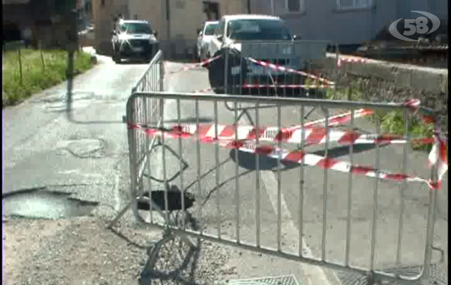 Via Parzanese, rispuntano le transenne: ancora disagi/VIDEO