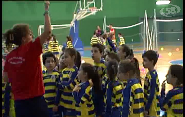 VIDEO/Ariano, i ragazzi dell'istituto Calvario di Ariano a lezione di basket e volley