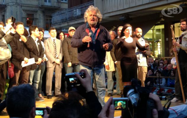 Grillo show ad Avellino: ''Ma voi avete ancora l'Udc? Mandiamoli a casa''/VIDEO/INTERVISTA