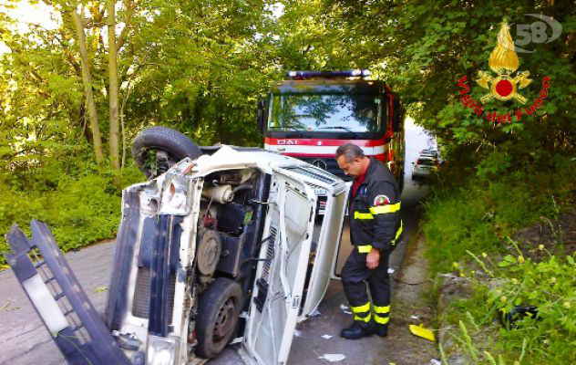 Auto sbanda e si ribalta: 59enne estratta dai Caschi Rossi