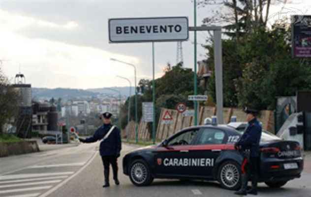 Spaccio, arrestato 36enne mentre cedeva droga a due ragazzi