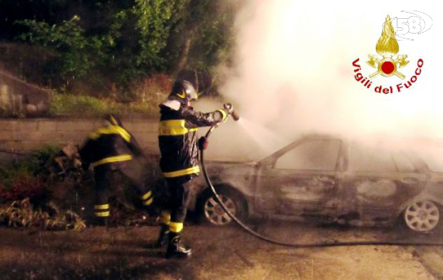 Contrada, auto a fuoco in via Pozzillo
