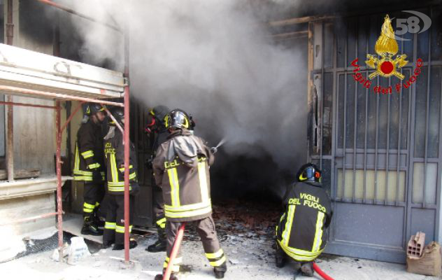 Avella, paura in via Pecchia: fiamme nel garage di un'abitazione