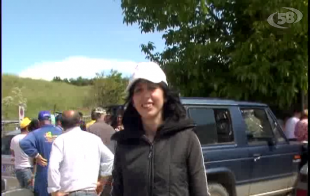 VIDEO/Greci, il nuovo sindaco ripulisce le strade insieme ai cittadini