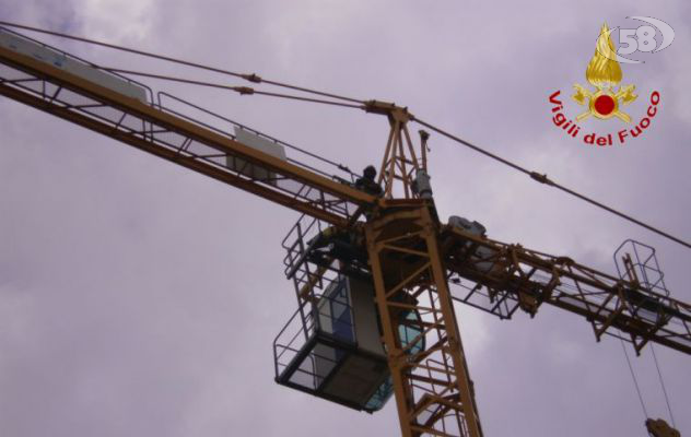 VIDEO/Precario e padre di tre figli minaccia di lanciarsi da una gru: dramma del lavoro