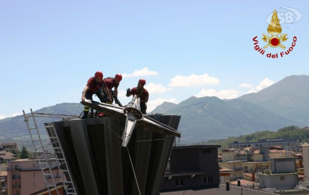 Avellino, la Croce della Chiesa del Cuore Immacolato recuperata dai Caschi rossi