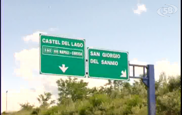 Castel Del Lago-Benevento, degrado e abbandono: rifiuti in strada/Vdieo