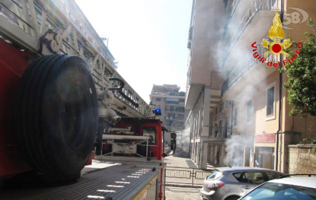 Avellino, canna fumaria di una pizzeria in fiamme: paura in via Campane