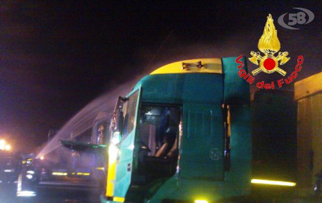 Avellino, a fuoco tir parcheggiato in un deposito